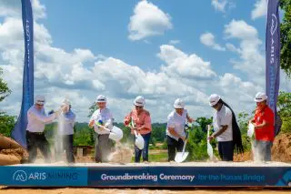 Canadian mining company building steel bridge over Puruni