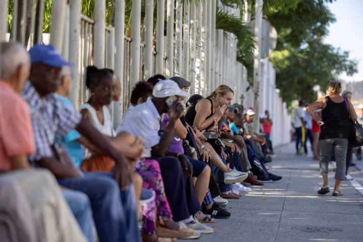 As lines grow at banks, Cuba tiptoes away from communism but stability seems distant
